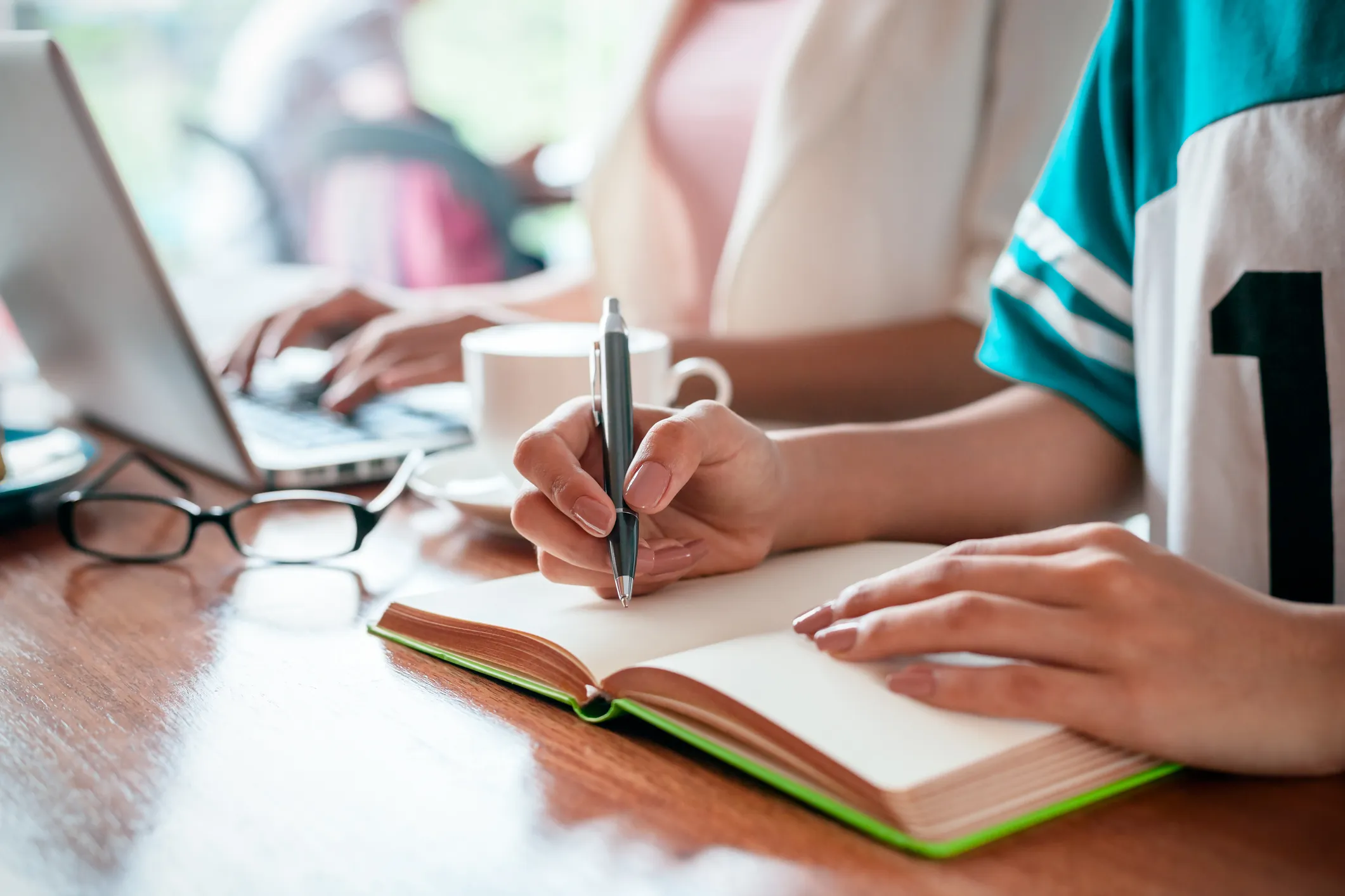 58_5_School_Organize_10-new-ways-to-study-with-adhd_Slideshow_58_writer-coffe-shop_ts-484065184